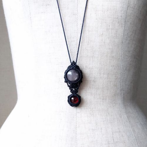 スターサファイヤ＆ヘソナイトガーネット・マクラメペンダントdeco