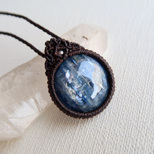 ﾈﾊﾟｰﾙ産】カイヤナイトのマクラメペンダントromk ネックレス