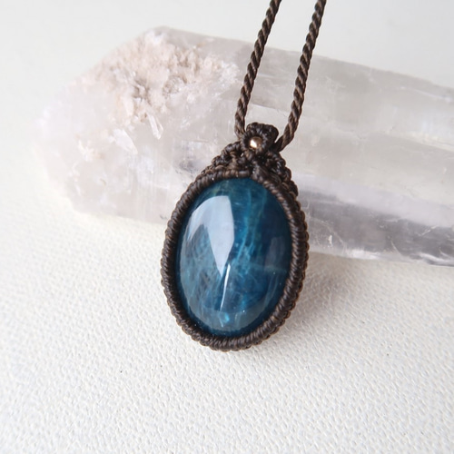 ﾌﾞﾗｼﾞﾙ産】キャッツアイブルーアパタイトのマクラメペンダントov