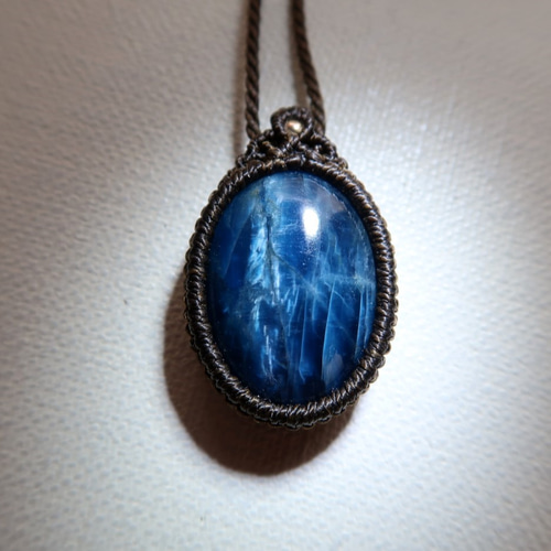 ﾌﾞﾗｼﾞﾙ産】キャッツアイブルーアパタイトのマクラメペンダントov