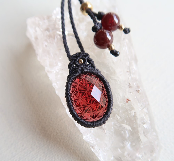 甲州貴石切子®】ガーネット・マクラメペンダントovccol