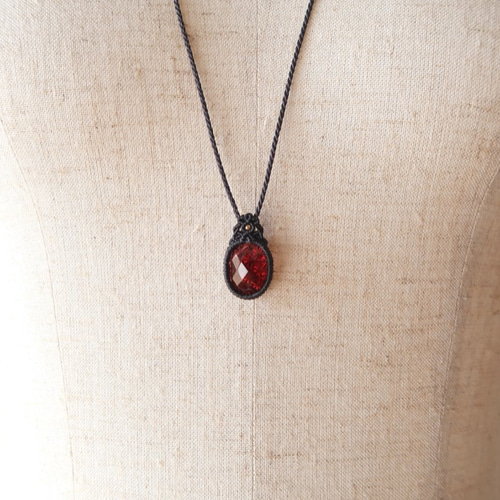 甲州貴石切子®】ガーネット・マクラメペンダントovccol