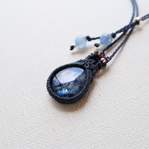 バイカラーカイヤナイトのマクラメネックレス マクラメネックレス バイカラーカイヤナイト | 糸魚川翡翠・天然石を