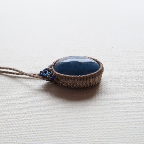 ディープブルー アクアマリン マクラメネックレス Creema限定』ディープブルーアクアマリン・マクラメペンダントwhite