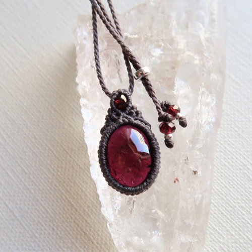 ロードライトガーネット・マクラメペンダントovup ネックレス