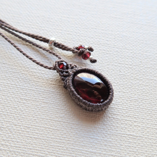 ロードライトガーネット・マクラメペンダントovup ネックレス