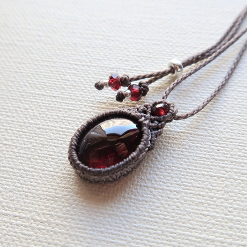 ガーネットマクラメネックレス 甲州貴石切子®】ガーネット・マクラメペンダントovccol