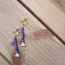 革とアジアンビーズのイヤリング パープル (ピアス、樹脂ピアス変更可) 1枚目の画像