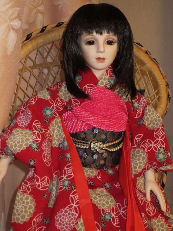 創作ビスクドール人形　赤の花柄の着物の女の子 1枚目の画像