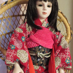 創作ビスクドール人形　赤の花柄の着物の女の子 2枚目の画像