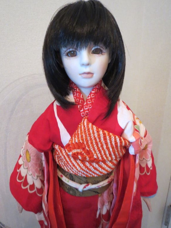 創作ビスクドール人形　アンティークの赤い着物の女の子 1枚目の画像