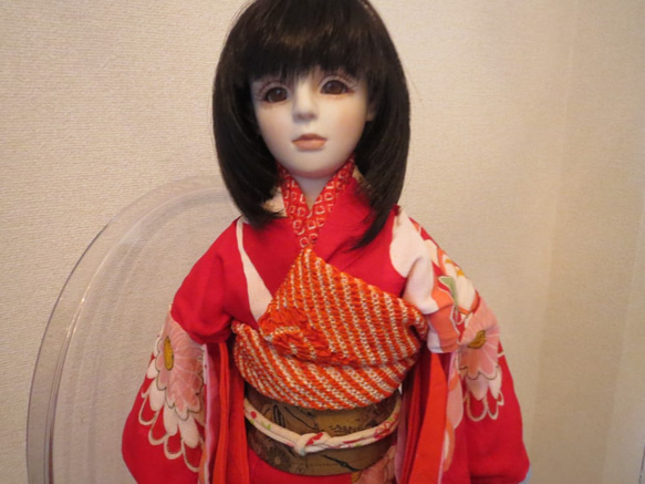 創作ビスクドール人形　アンティークの赤い着物の女の子 3枚目の画像