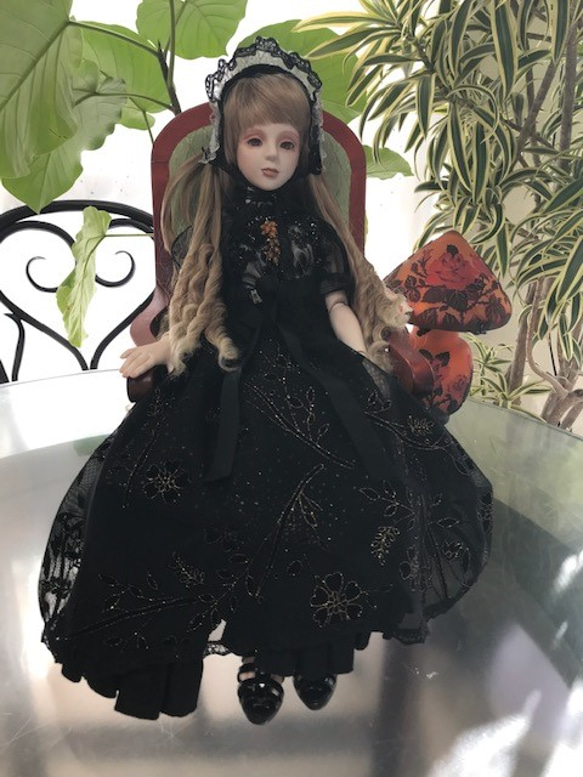 創作球体関節ビスクドール人形　栗色の髪の 黒のアンティーク風ロングドレスの少女 4枚目の画像