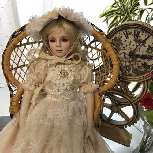 ハンドメイドのビスクドール　レース装飾のクリーム色ドレス人形 ハンドメイドのビスクドール レース装飾のクリーム色ドレス人形