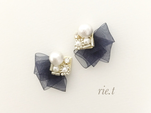 アンティークボタン　オーガンジーリボン　ピアス　イヤリング アンティークボタン オーガンジーリボン ピアス イヤリング - メルカリ