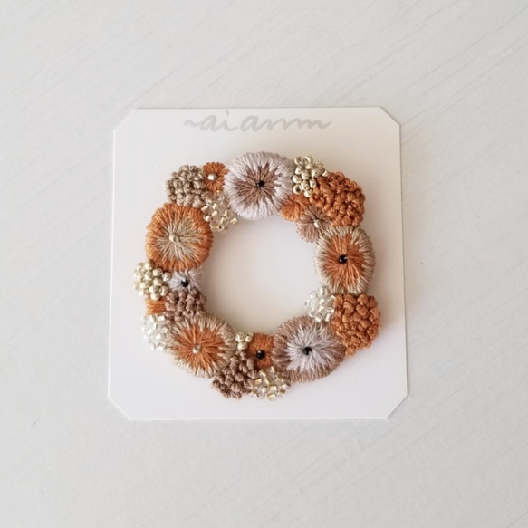 リース刺繍ブローチ・キャメル 1枚目の画像