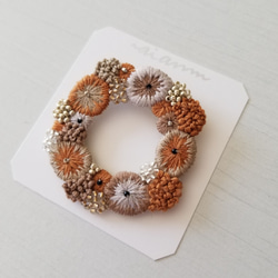 リース刺繍ブローチ・キャメル 2枚目の画像