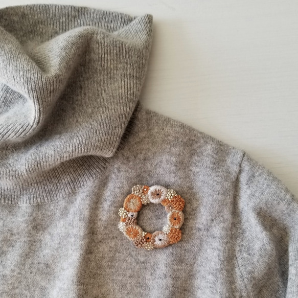 リース刺繍ブローチ・キャメル 3枚目の画像
