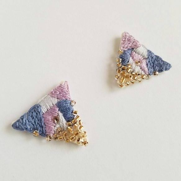 あじさいカラー・刺繍とビーズのさんかく耳飾り 3枚目の画像