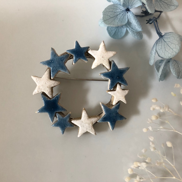 陶器風ブローチ 流れ星(藍×白) 1枚目の画像