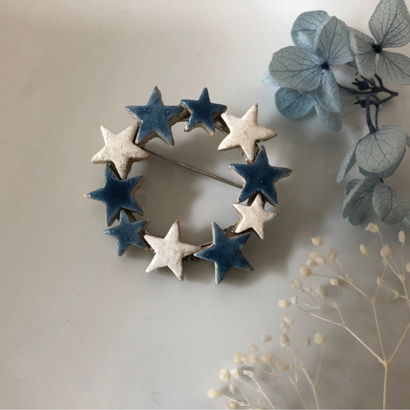 陶器風ブローチ 流れ星(藍×白) 2枚目の画像