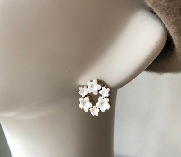 白い花リースイヤリング(ピアス) 4枚目の画像