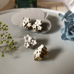 白い花とビジューのイヤリング(ピアス) 1枚目の画像