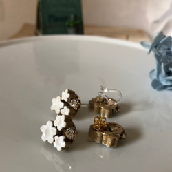 白い花とビジューのイヤリング(ピアス) 2枚目の画像