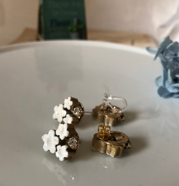 白い花とビジューのイヤリング(ピアス) 2枚目の画像