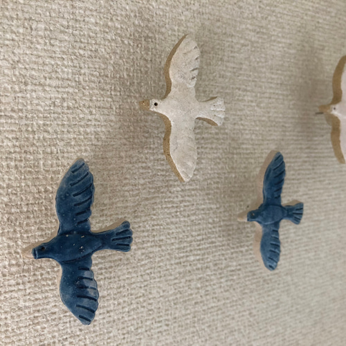 再販＊陶器風ウォールデコ 羽ばたく鳥4羽セット白×藍 タペストリー