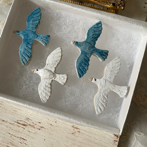 再販＊陶器風ウォールデコ 羽ばたく鳥4羽セット白×藍 タペストリー