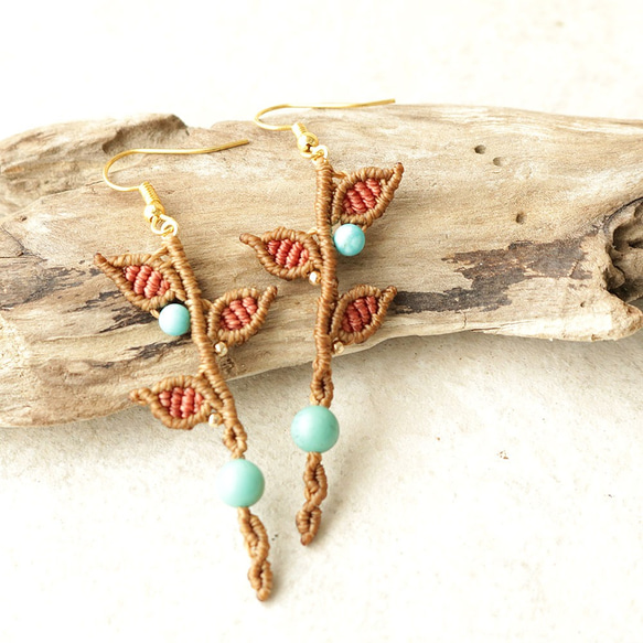 ターコイズと葉っぱマクラメピアスmacp021 1枚目の画像