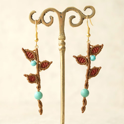 ターコイズと葉っぱマクラメピアスmacp021 2枚目の画像