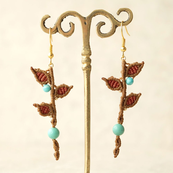 ターコイズと葉っぱマクラメピアスmacp021 2枚目の画像