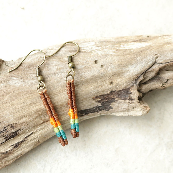 3色ポイントマクラメピアスmacp028 1枚目の画像