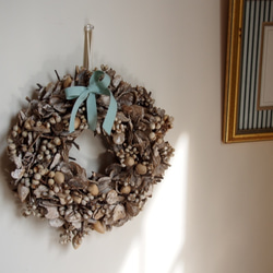 ホワイトウォッシュの木の実が素敵なクリスマスリース 5枚目の画像