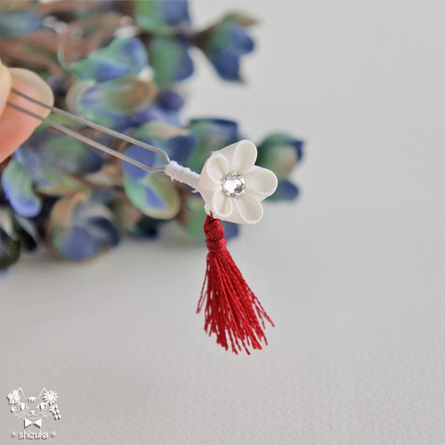 ドール用のミニチュア簪です✧* 白梅に、揺れ動く赤いタッセルをつけた