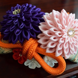 福よせ❖艶やかな花々を添えて。紫＆ピンク ヘアコーム つまみ細工 2枚目の画像
