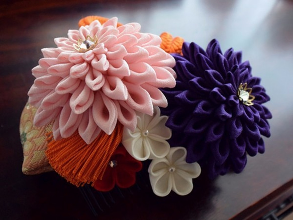 福よせ❖艶やかな花々を添えて。紫＆ピンク ヘアコーム つまみ細工 3枚目の画像