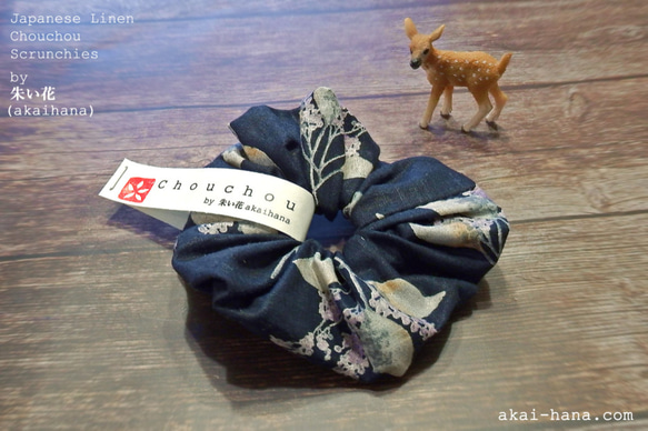 日本製リネン布のシュシュ⦿水彩花⦿紺 1枚目の画像