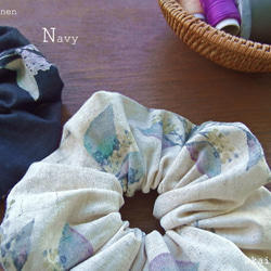 日本製リネン布のシュシュ⦿水彩花⦿紺 7枚目の画像
