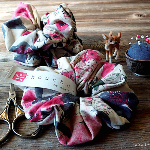 日本製布のハンドメイドシュシュ⦿Pink Garden シュシュ 朱い花 通販