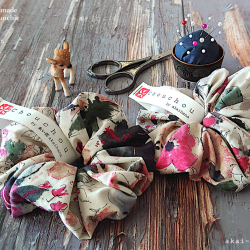 日本製布のハンドメイドシュシュ⦿Pink Garden シュシュ 朱い花 通販