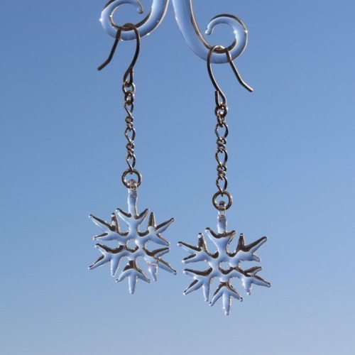 雪の結晶ピアス/イヤリング (チェーン付き) ピアス（フック