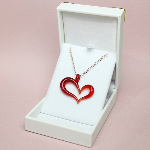 ガラスのオープンハートのネックレス (Red) ネックレス