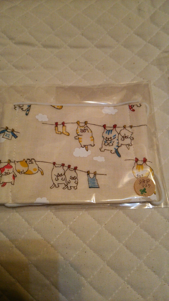 給食用におすすめ☆子供用布マスク3枚セット（吊るし猫とカラフルチェック柄） 2枚目の画像