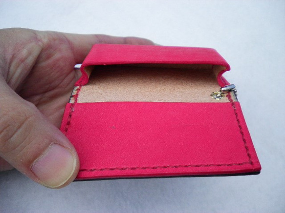 スマートキーケース・タイプE（黒×赤）本革：手縫い：手染め 5枚目の画像