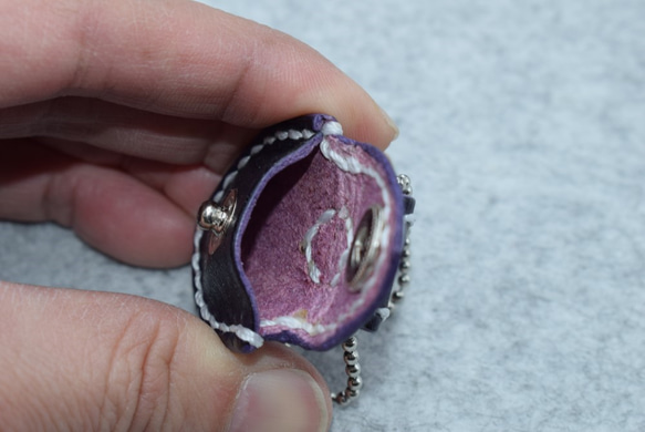 本革：いざって時の５００円玉を入れておけるキーホルダー（紫）：手縫い：手染め 4枚目の画像