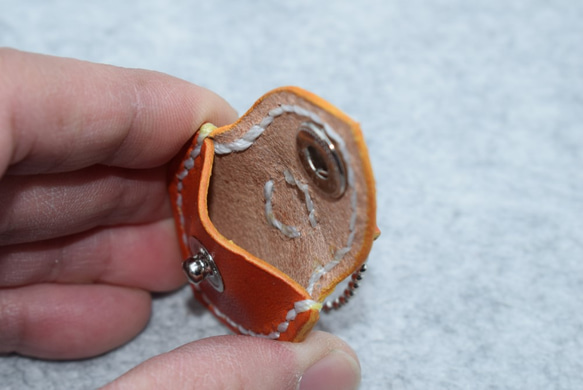 本革：いざって時の５００円玉を入れておけるキーホルダー（オレンジ）：手縫い：手染め 4枚目の画像