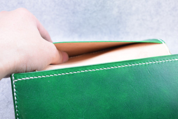 本革：緑の長財布：手縫い：手染め 7枚目の画像